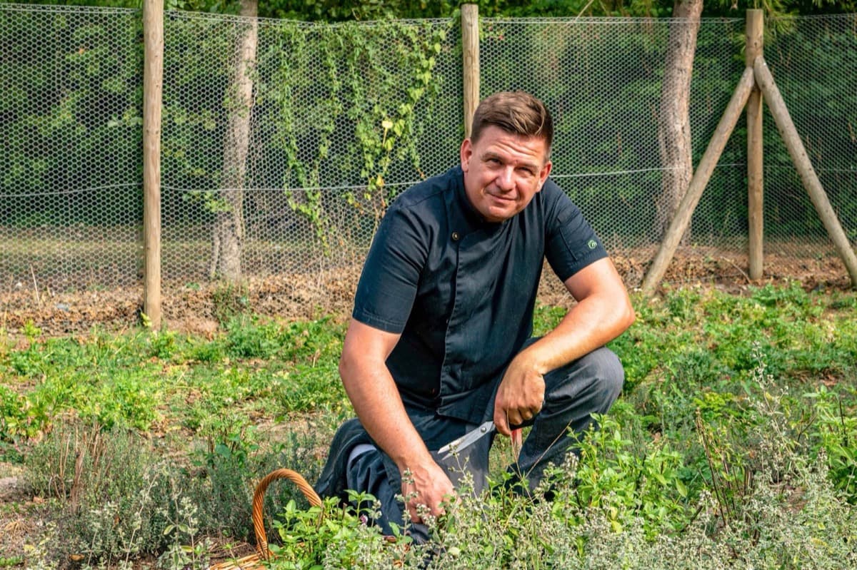Le Chef Yann Esclavont au potager des Étangs de l'Abbaye