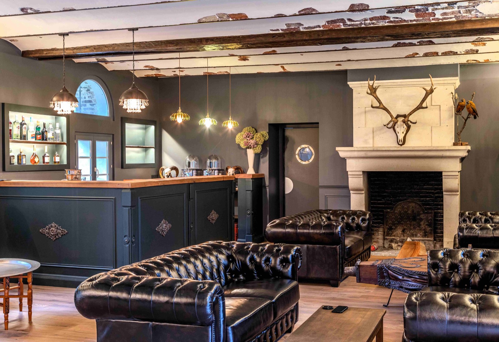 Espace Lounge avec canapés Chesterfield et cheminée — Le Club des Étangs de l'Abbaye