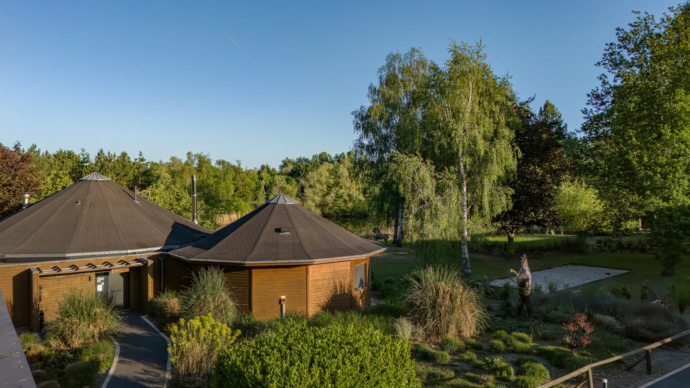 Vue aérienne des Étangs de l'Abbaye — les lodges au bord de l'étang, près de Compiègne