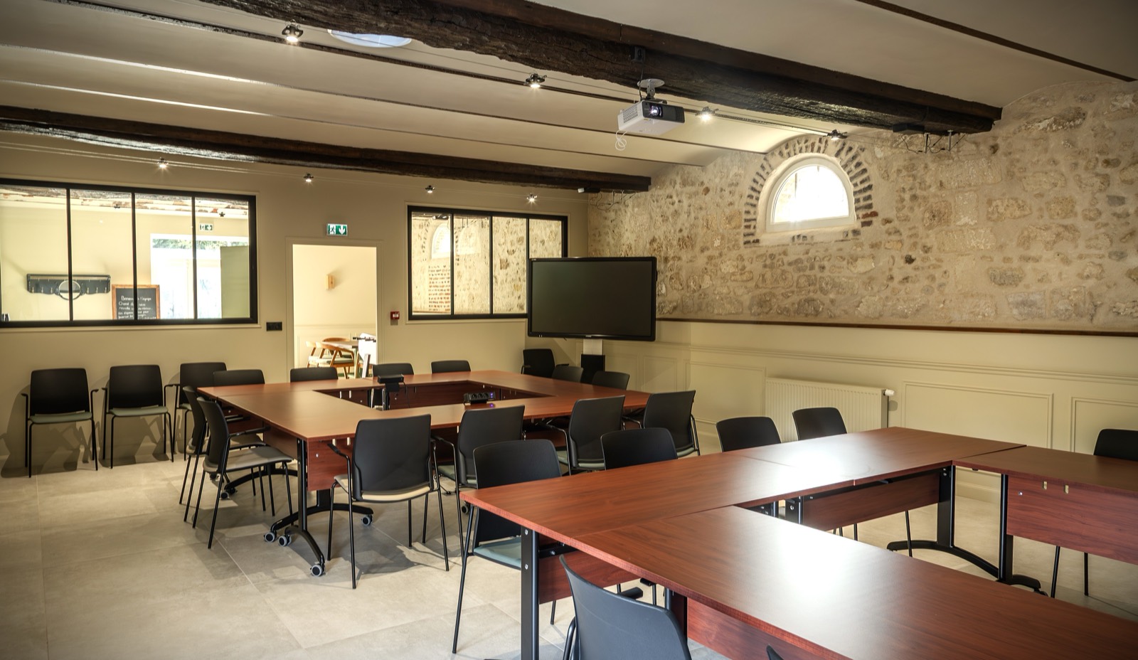 Salle de réunion modulable et lumineuse, équipée pour un séminaire — Les Étangs de l'Abbaye